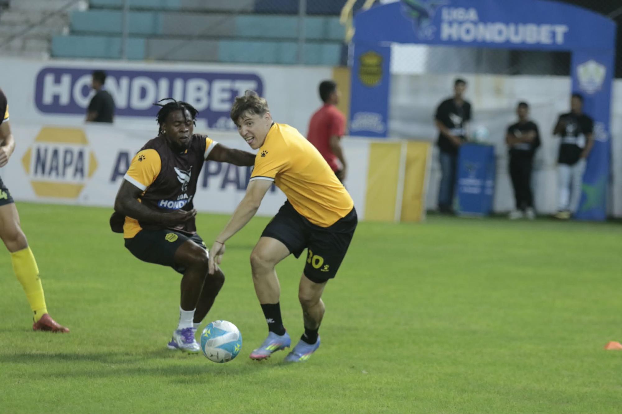La Máquina en el ensayo previo al inicio del encuentro. Foto Neptalí Romero.