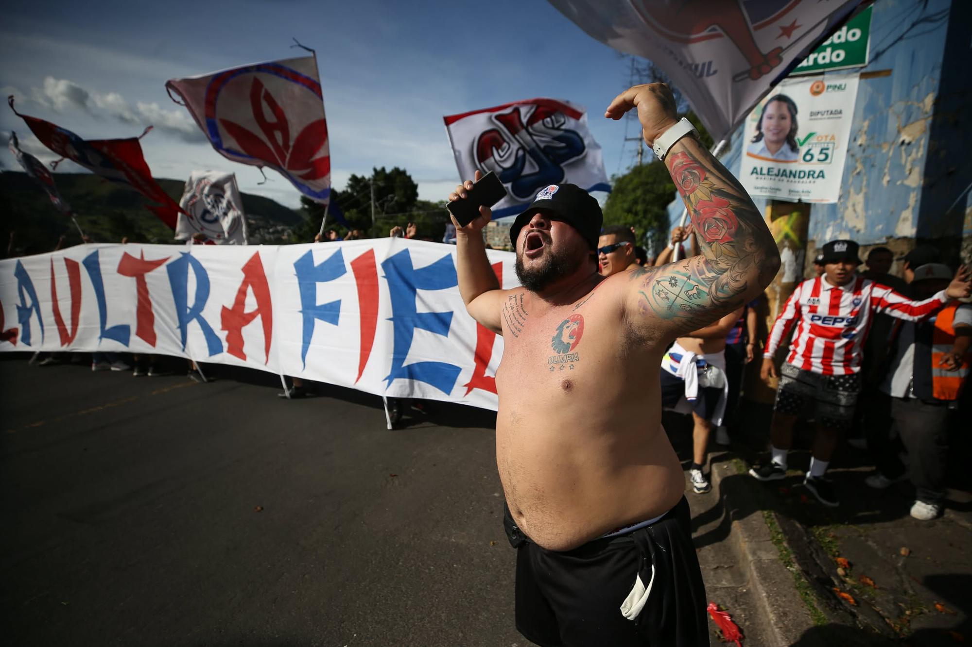 Aficionados del Olimpia en su show previo al ingreso al estadio Nacional Chelato Uclés.