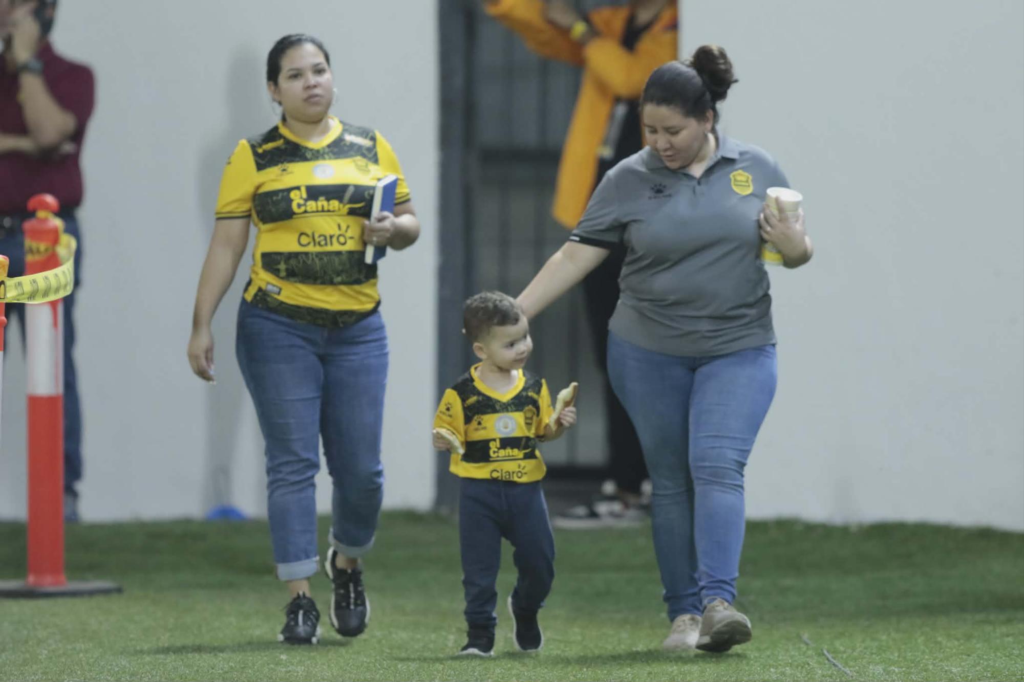 Un pequeño seguidor de la Máquina disfruta la experiencia de pasear dentro del estadio Morazán. Foto Neptalí Romero.