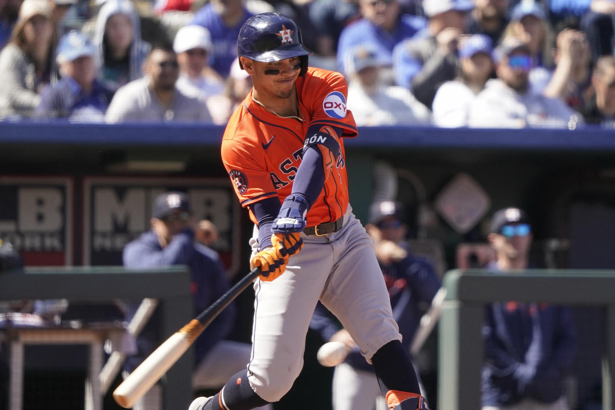 Mauricio Dubón impulsó una carrera contra los Royales y también registró este sello en la serie de tres partidos ante los Rangrs.