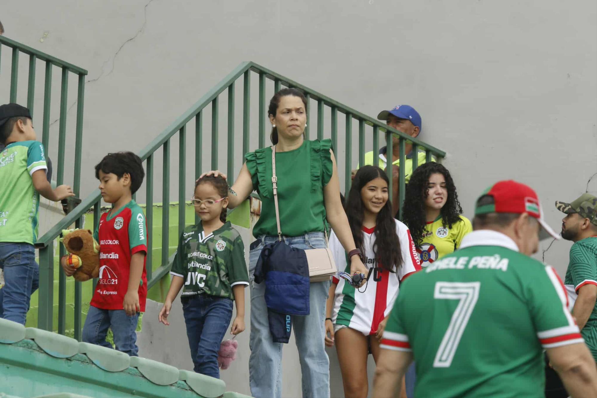 Aficionadas de Marathón acompañando a los pequeños de la casa para ver el Monstruo vs Potros. Foto Neptalí Romero.