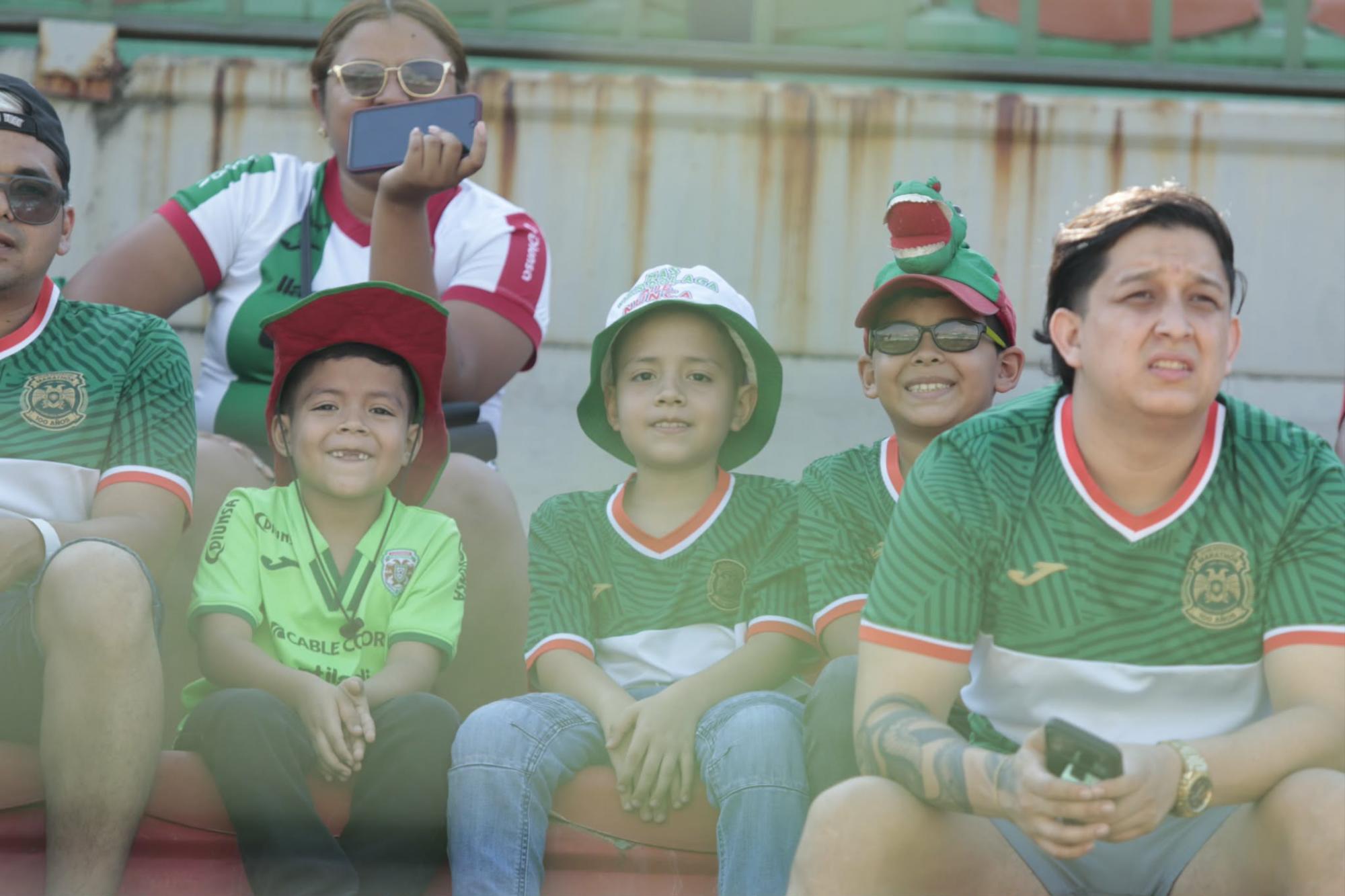 Niños verdolagas a la espera del inicio del juego de la jornada 12.
