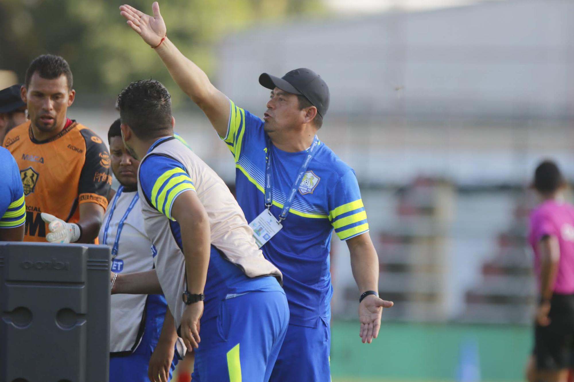 Reynaldo el Chino Tilguath feliz de estar logrando la clasificación a la liguilla. Foto Neptalí Romero.