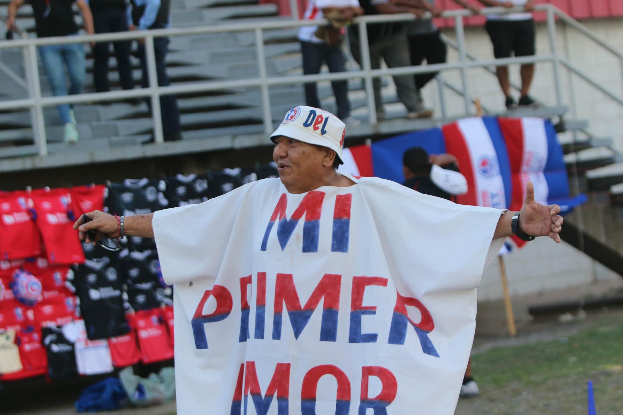 La camisa especial del aficionados dedicada al Olimpia.