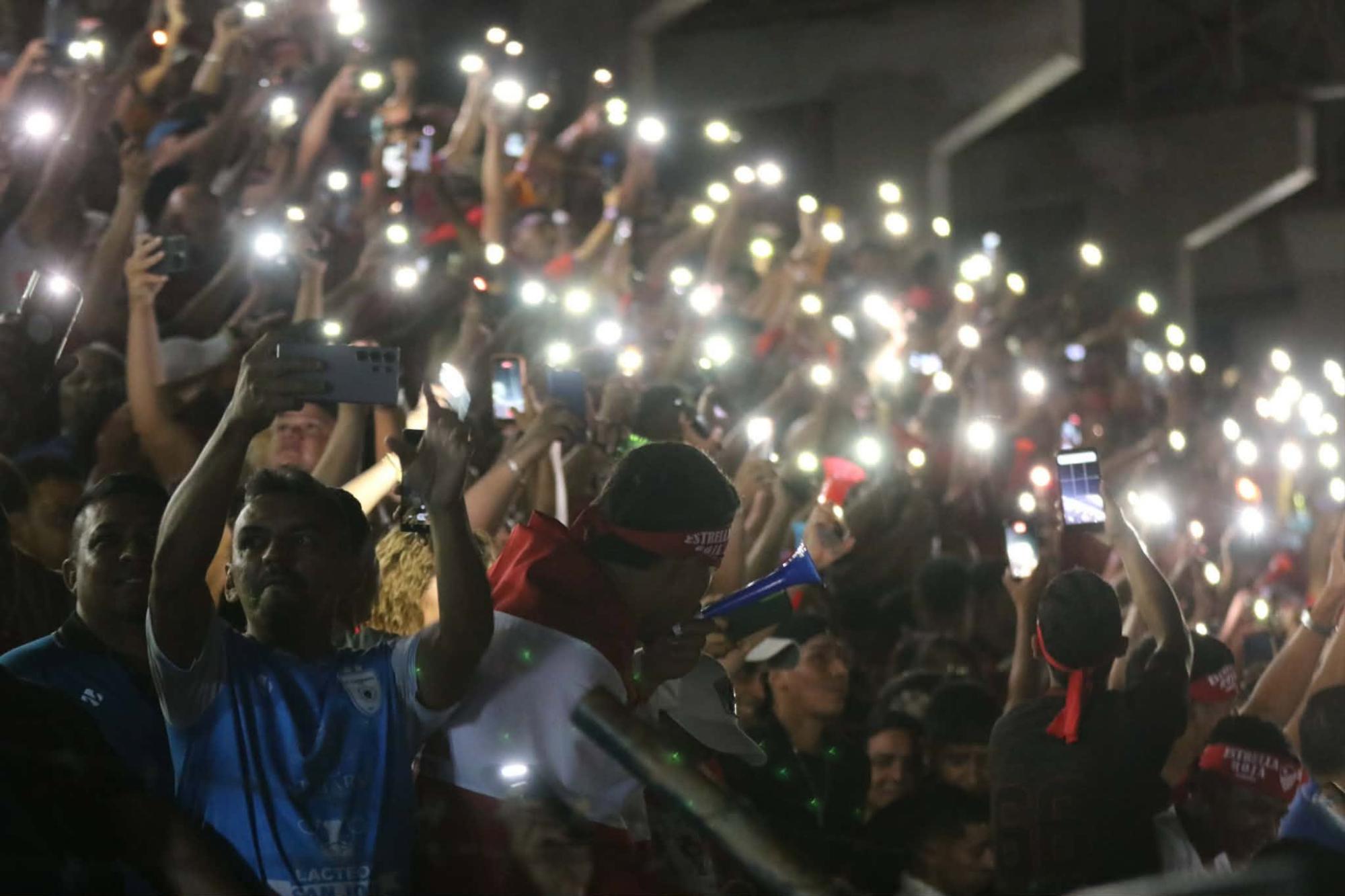 El ambientazo de los aficionados en el estadio Marcelo Tinoco.