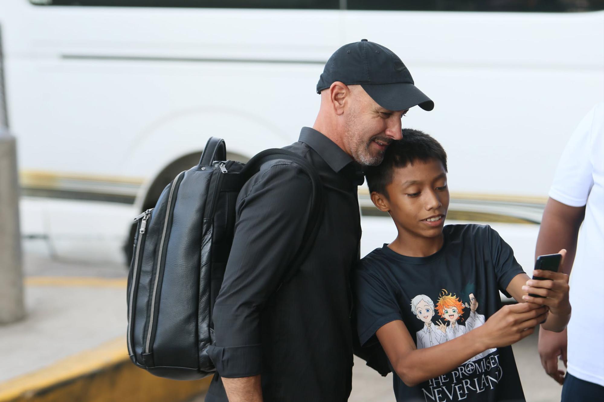 Un pequeño le pidió una imagen para el recuerdo al entrenador Eduardo Espinel.