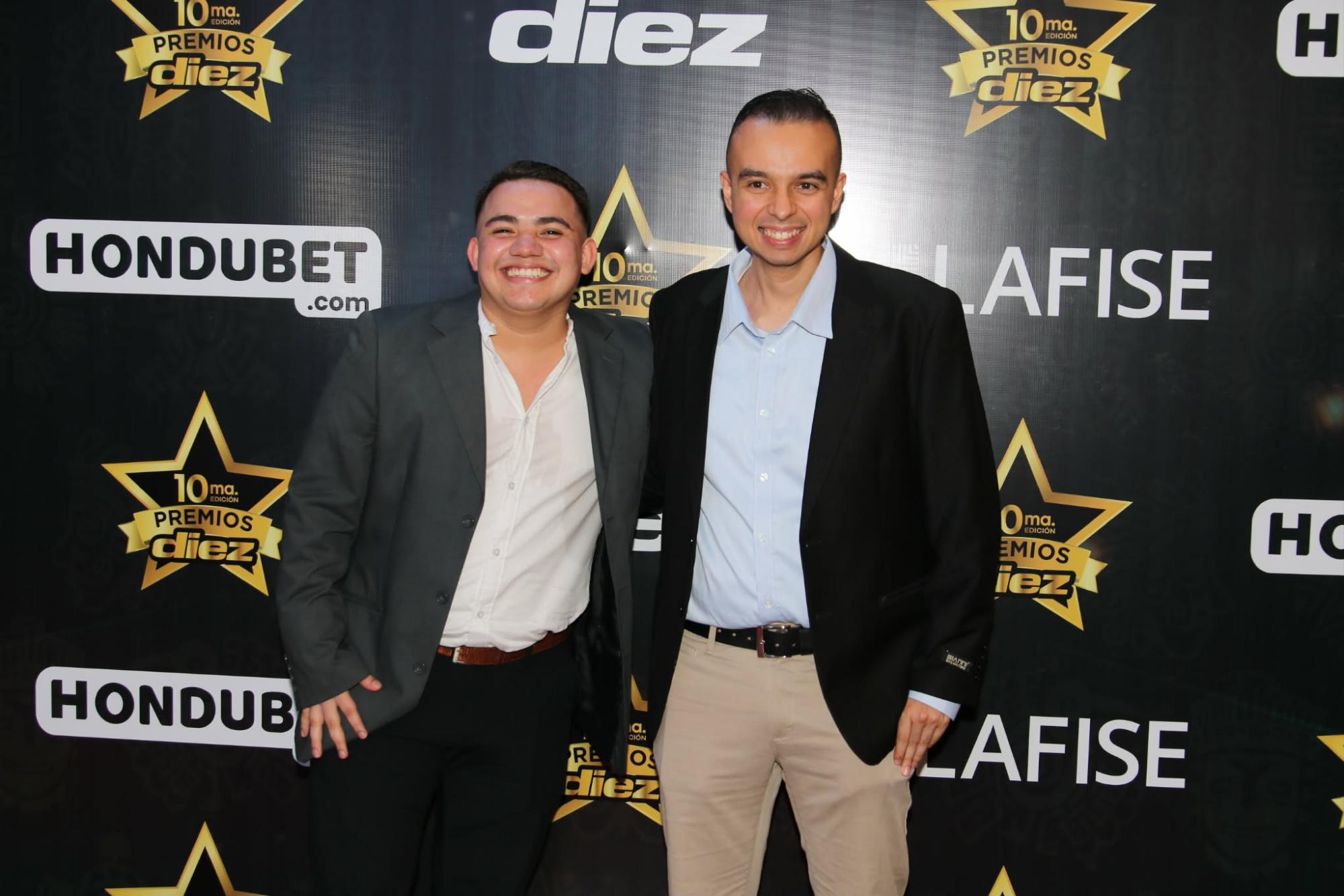 Mucha alegría en nuestro periodista Johan Raudales con el colega Sergio Rivera.