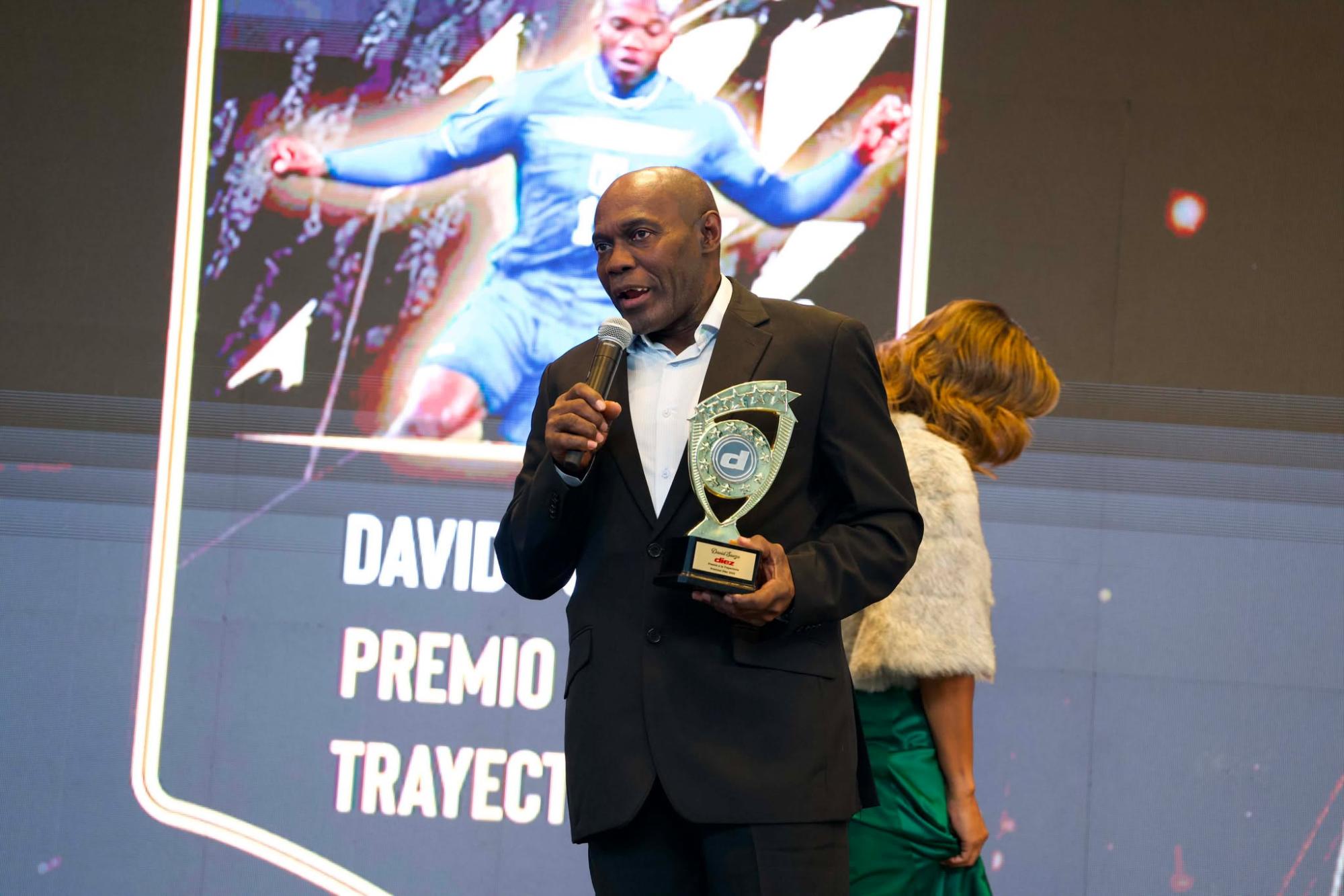 Nicolás Suazo, hermano mayor de David, fue el encargado de recibir el premio.