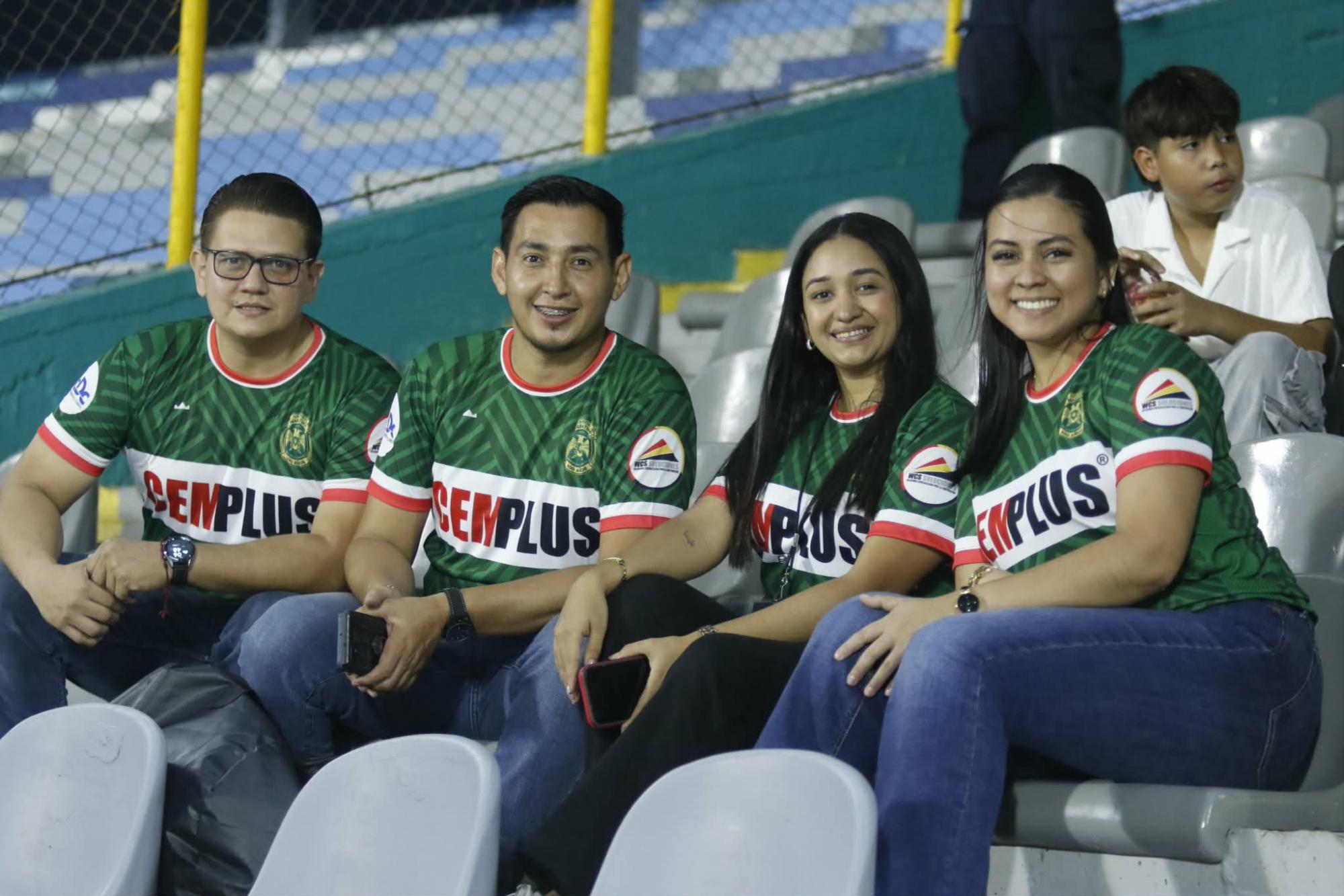 Aficionados verdolagas presentes en el escenario del encuentro.