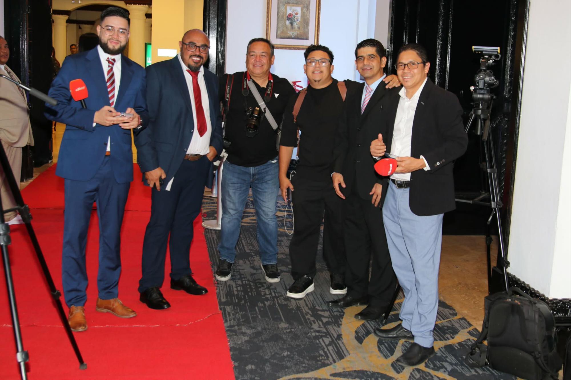 Parte del equipo periodístico de DIEZ desde la alfombra roja.