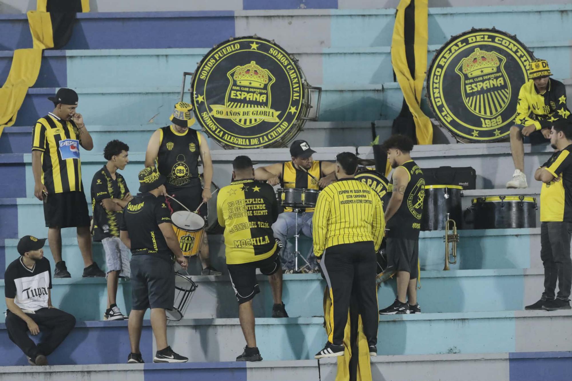 La barra aurinegra de las primeras en llegar y demostrando su fidelidad. Foto Neptalí Romero.