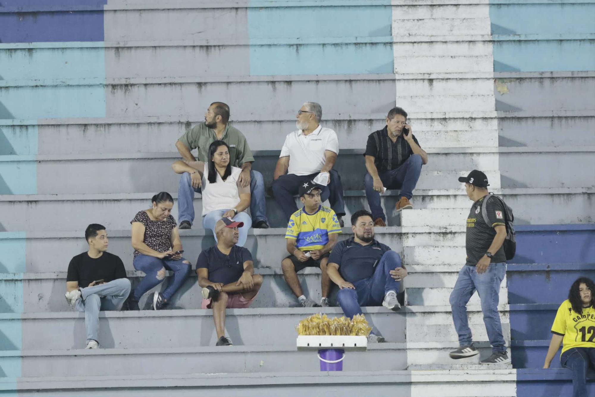 En las graderías populares llegan poco a poco los aficionados para apoyar a la Máquina. Foto Neptalí Romero.