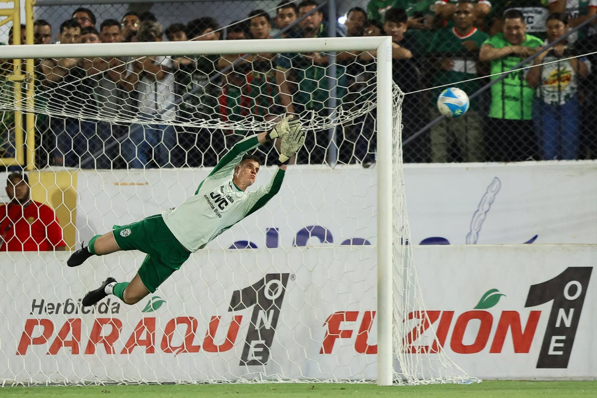 Jonathan Rougier volando por el Morazán para salvar su cabaña.