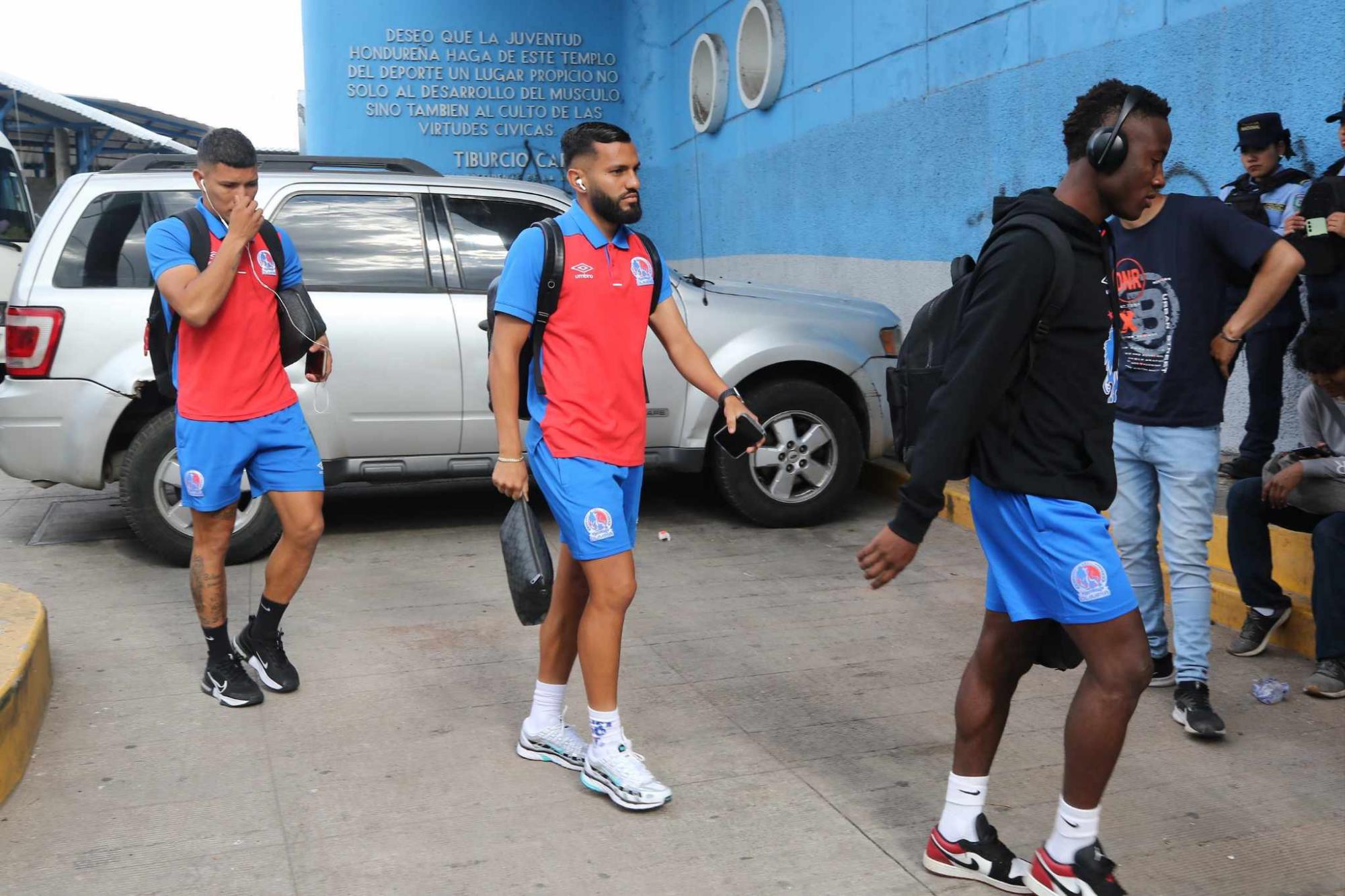 Los jugadores del Olimpia ingresando al escenario deportivo.
