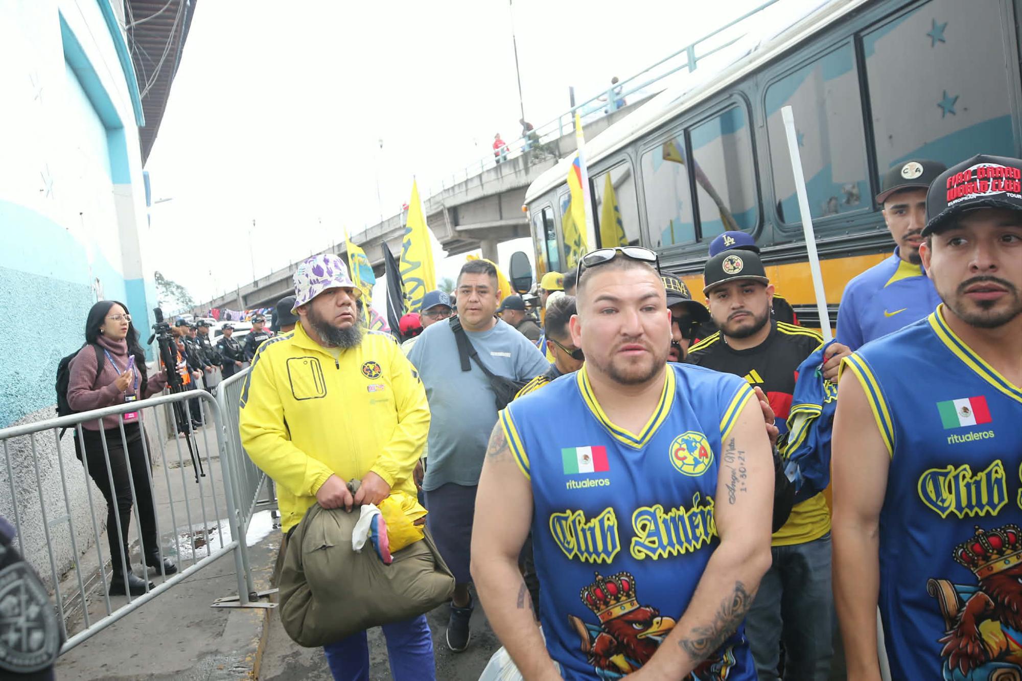 A tiempo llegaron los aficionados de las Águilas al coloso capitalino. Foto Marvin Salgado.