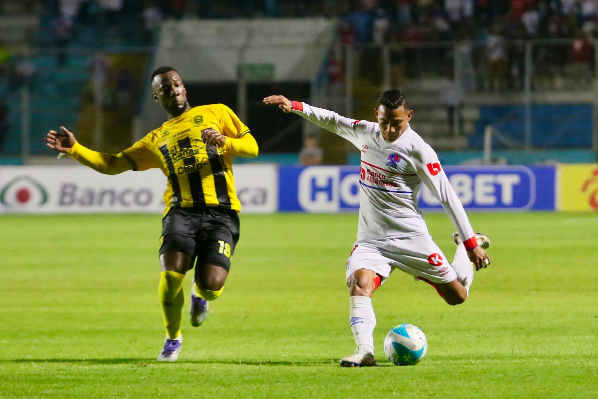 Olimpia, pidiendo la hora, derrota a Real España y lidera su Triangular