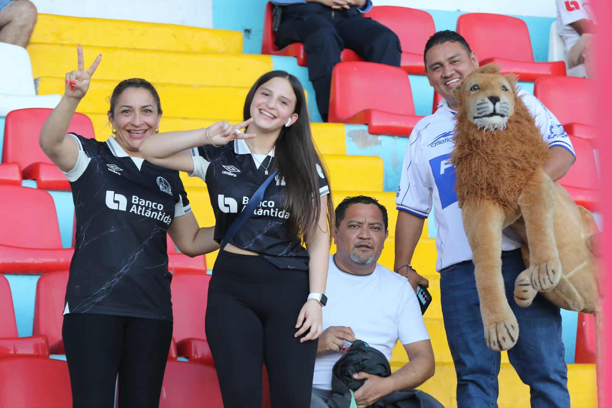 Aficionados del Olimpia a la expectativa de una gran triunfo.