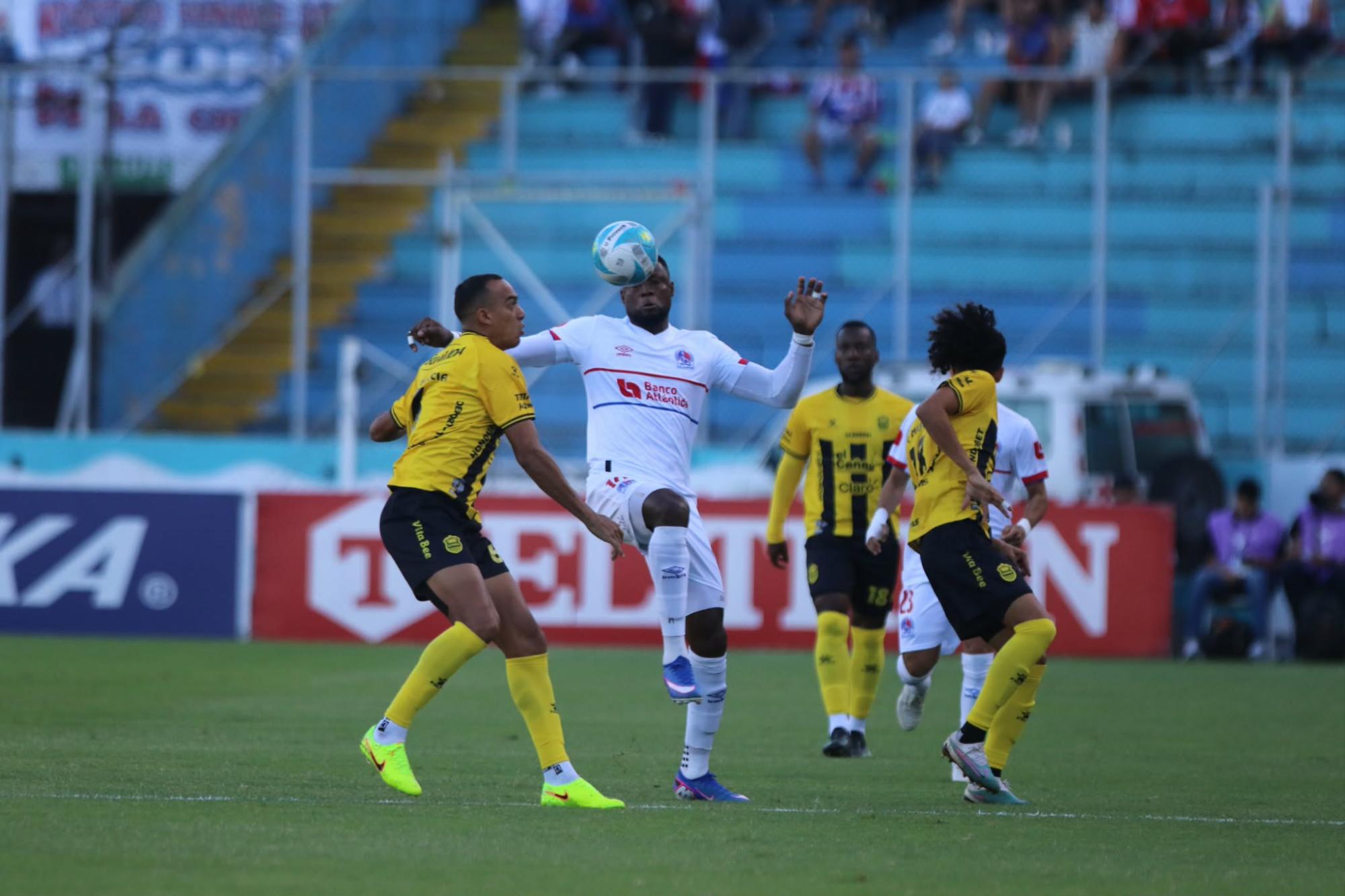 Fuerte marca entre Devron García y Yustin Arboleda.