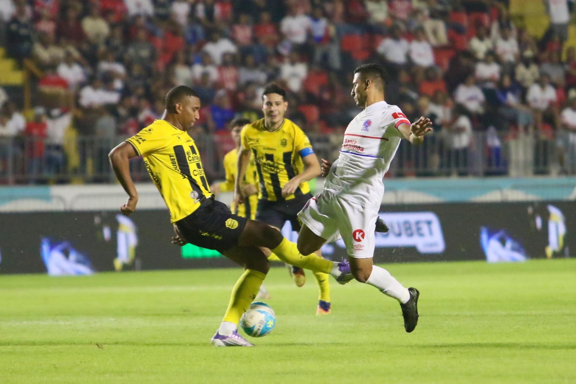 Olimpia, pidiendo la hora, derrota a Real España y lidera su Triangular