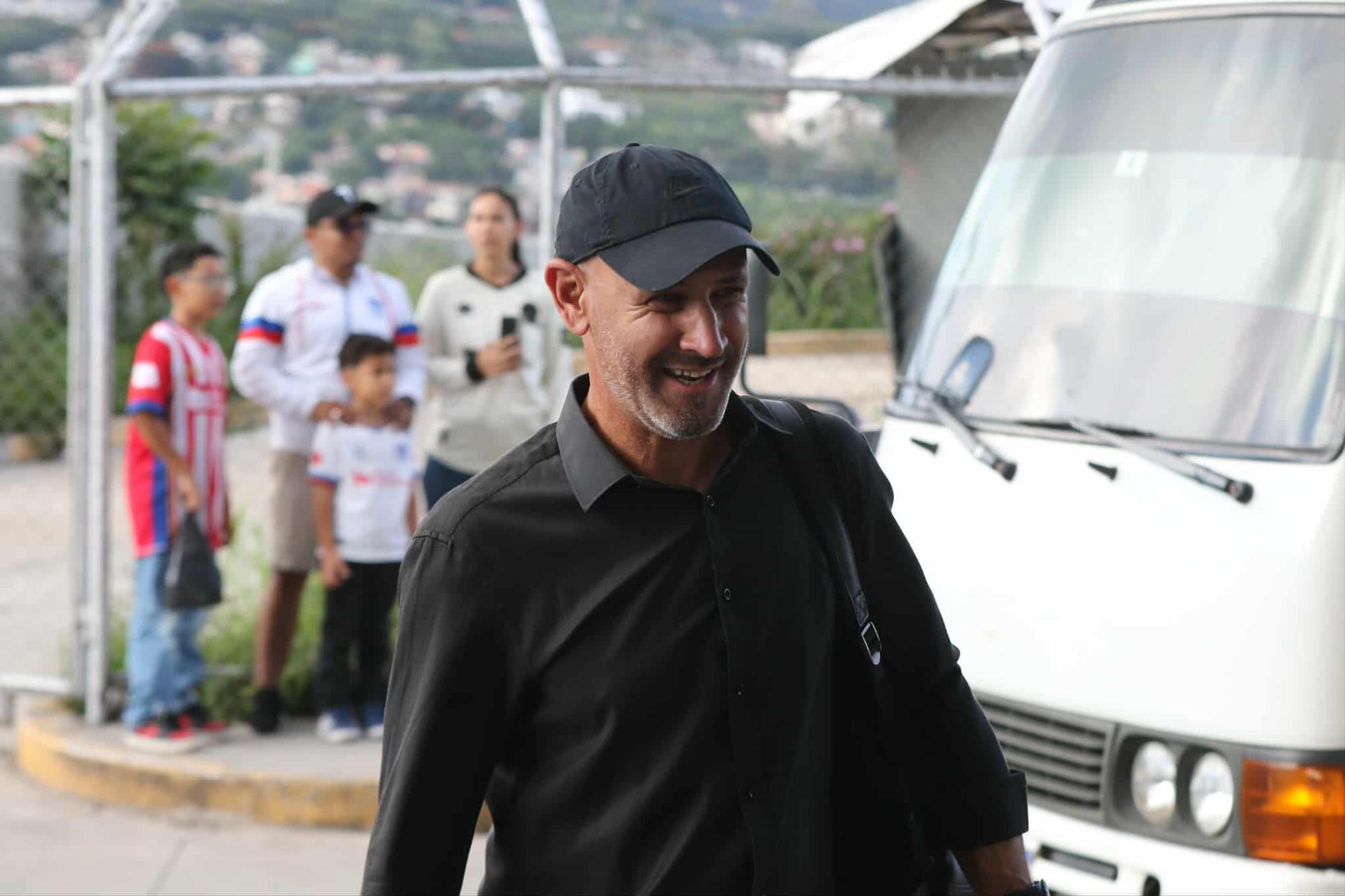 Eduardo Espinel, DT del Olimpia, llegando al escenario del encuentro.