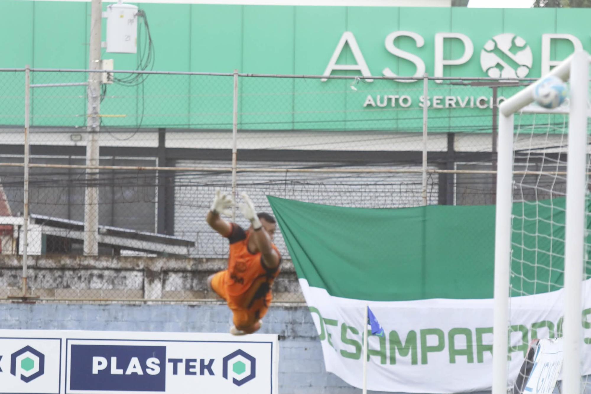 Balón al vertical luego del remate de Carlos Pérez. Foto Neptalí Romero.