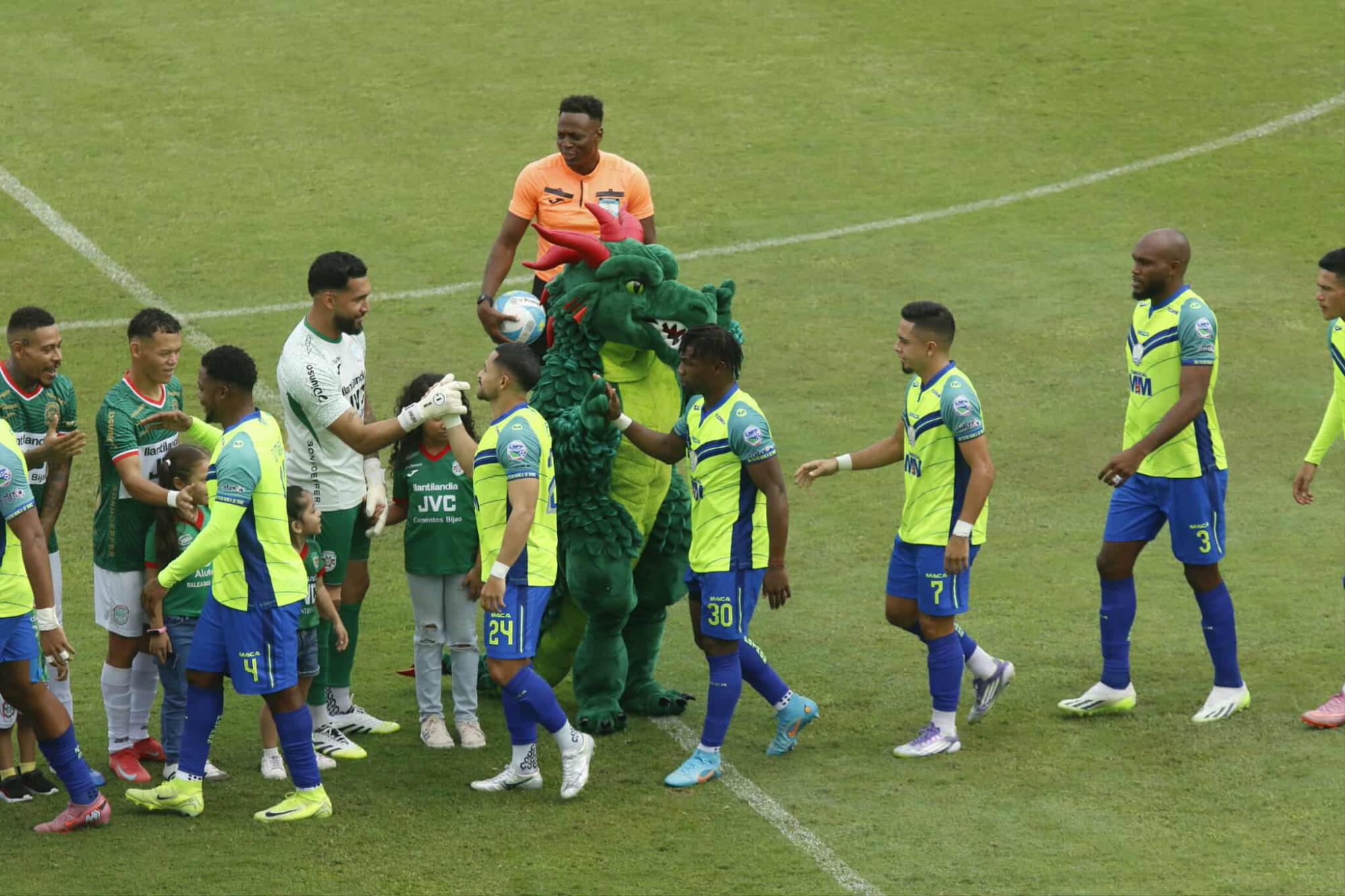 Saludo de los clubes antes del inicio del partido. Foto Mauricio Ayala.