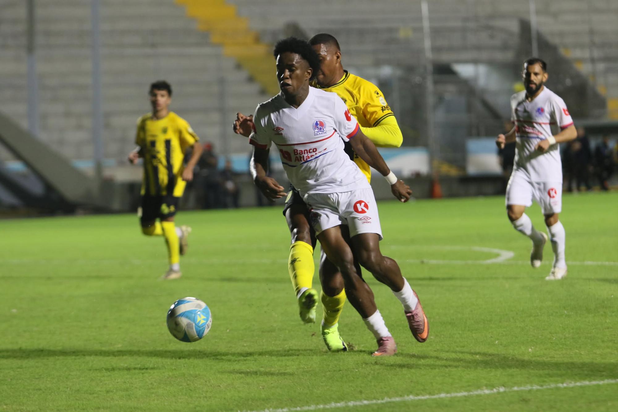 Olimpia se llevó el triunfo muy trabajado ante un Real España que no se achicó y llegan finos contra Alajuelense