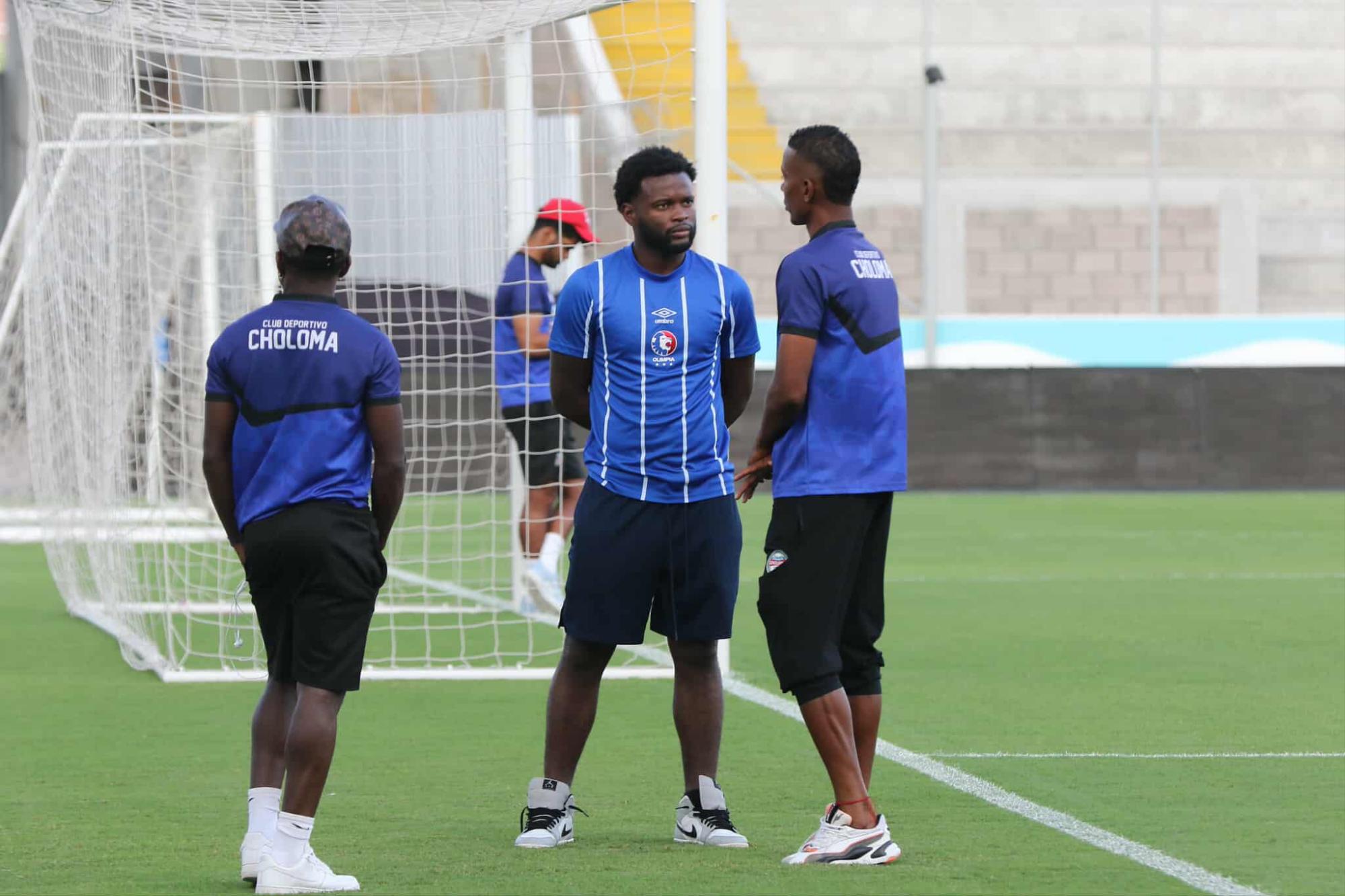 Futbolistas del Olimpia y CD Choloma charlando en la previa.