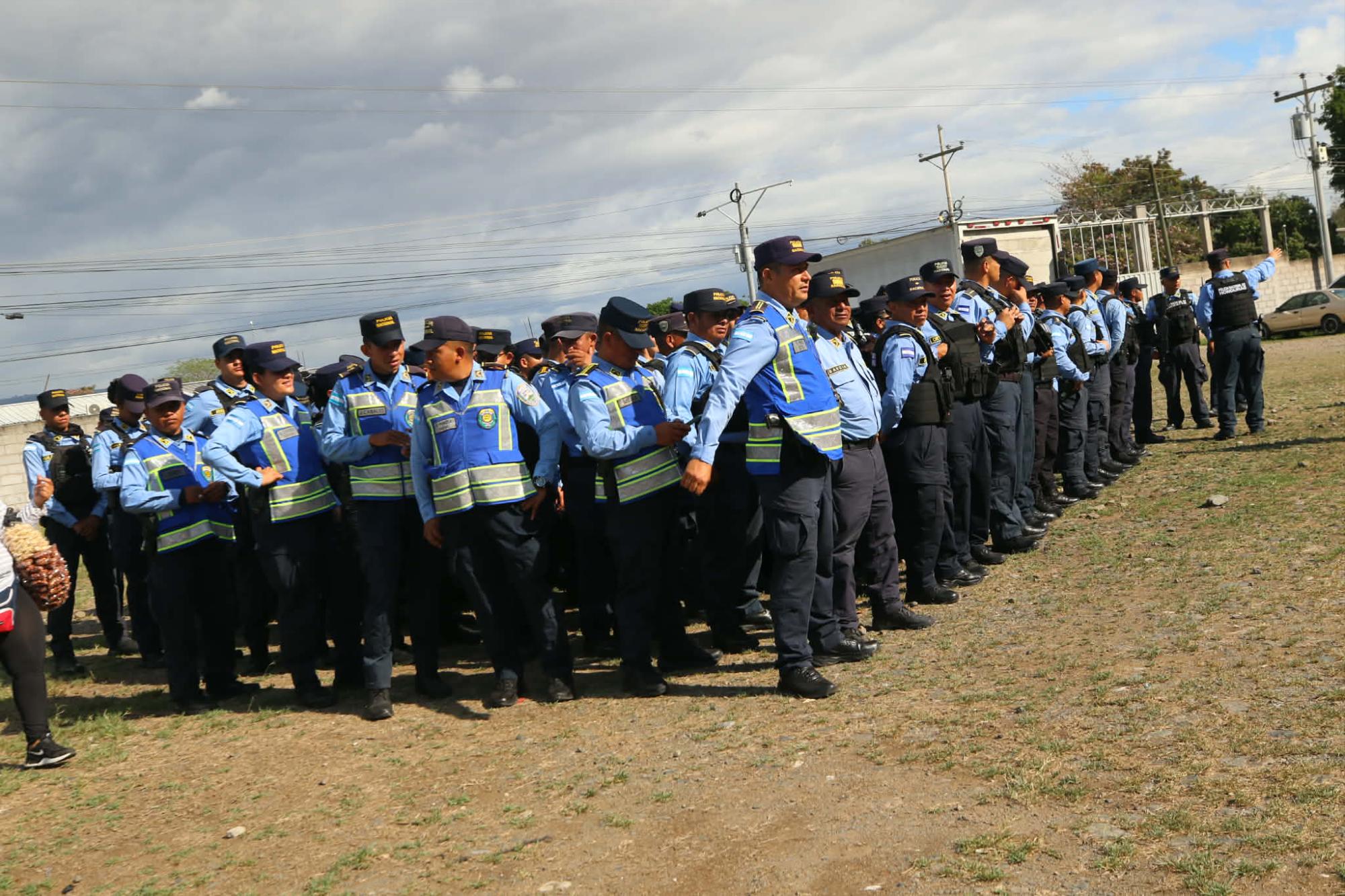 Presencia policial en las afueras del estadio Carlos Miranda de Comayagua.