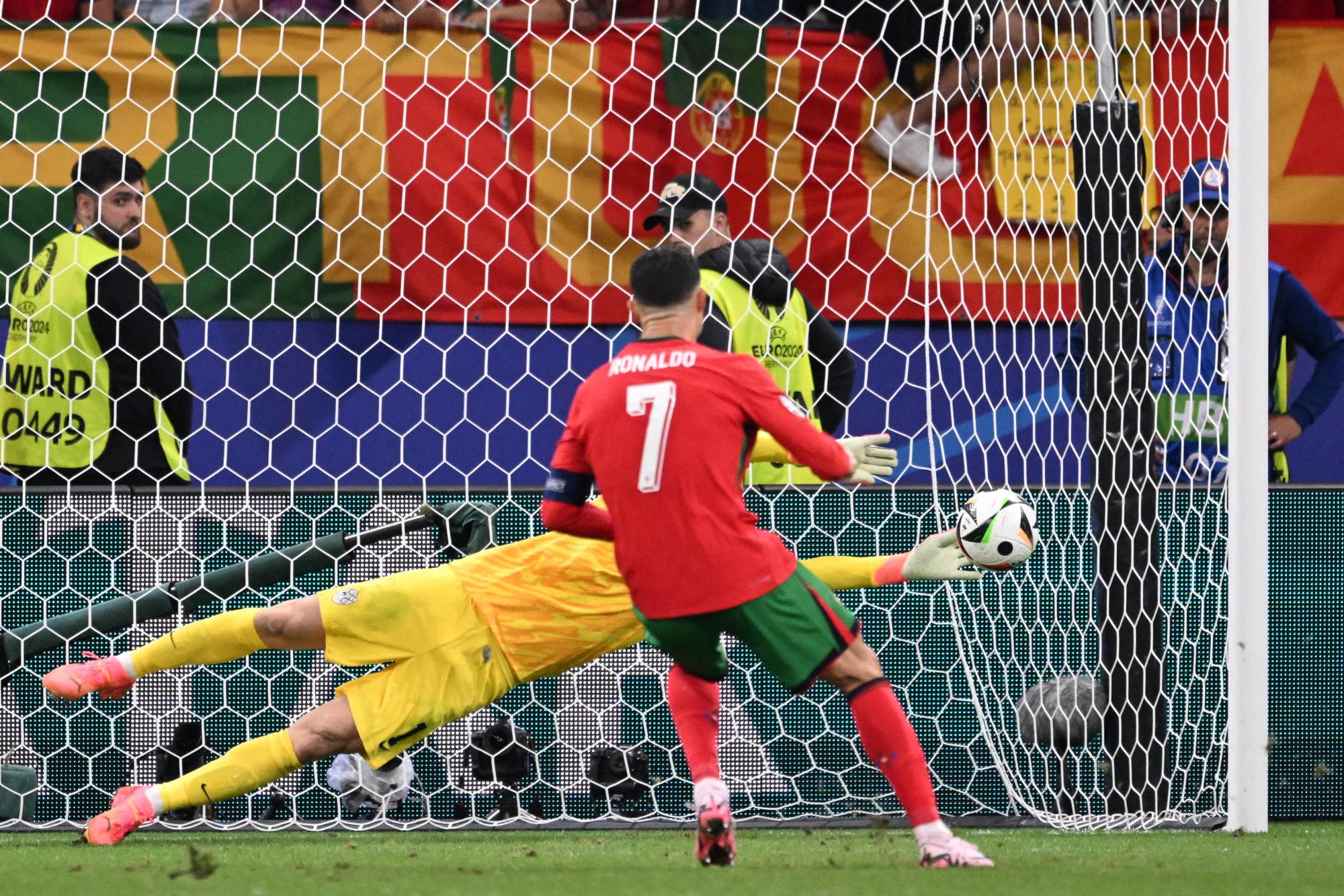 Jan Oblak le atajó un penal a Cristiano Ronaldo en la prórroga del Portugal - Eslovenia.