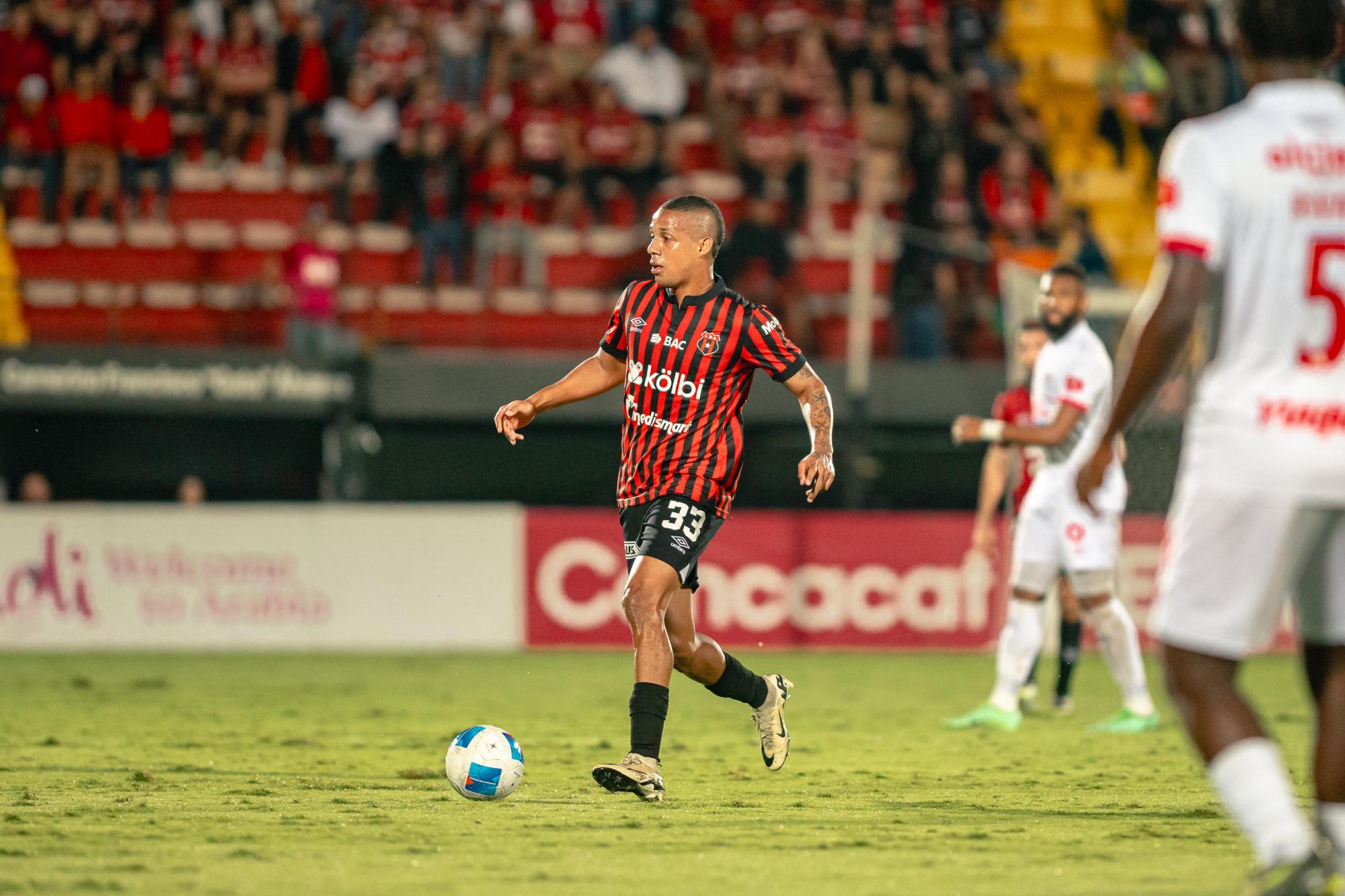 Alajuelense queda vivo al robarle el triunfo al Olimpia en el Morera Soto por la ida de semifinales de Copa Centroamericana