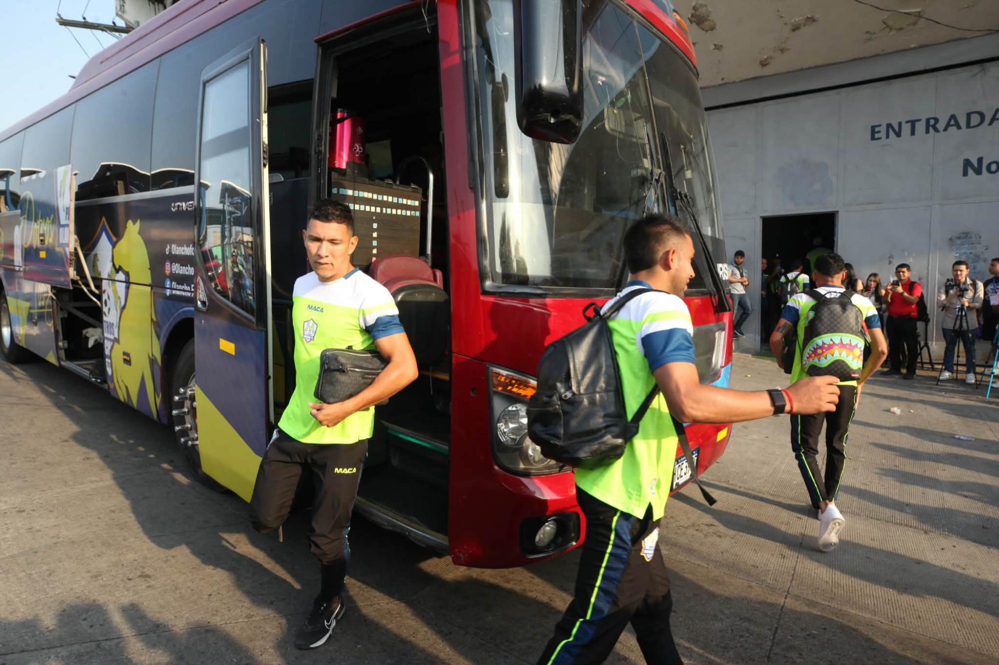 La plantilla de Potros arribando al escenario del encuentro futbolístico.
