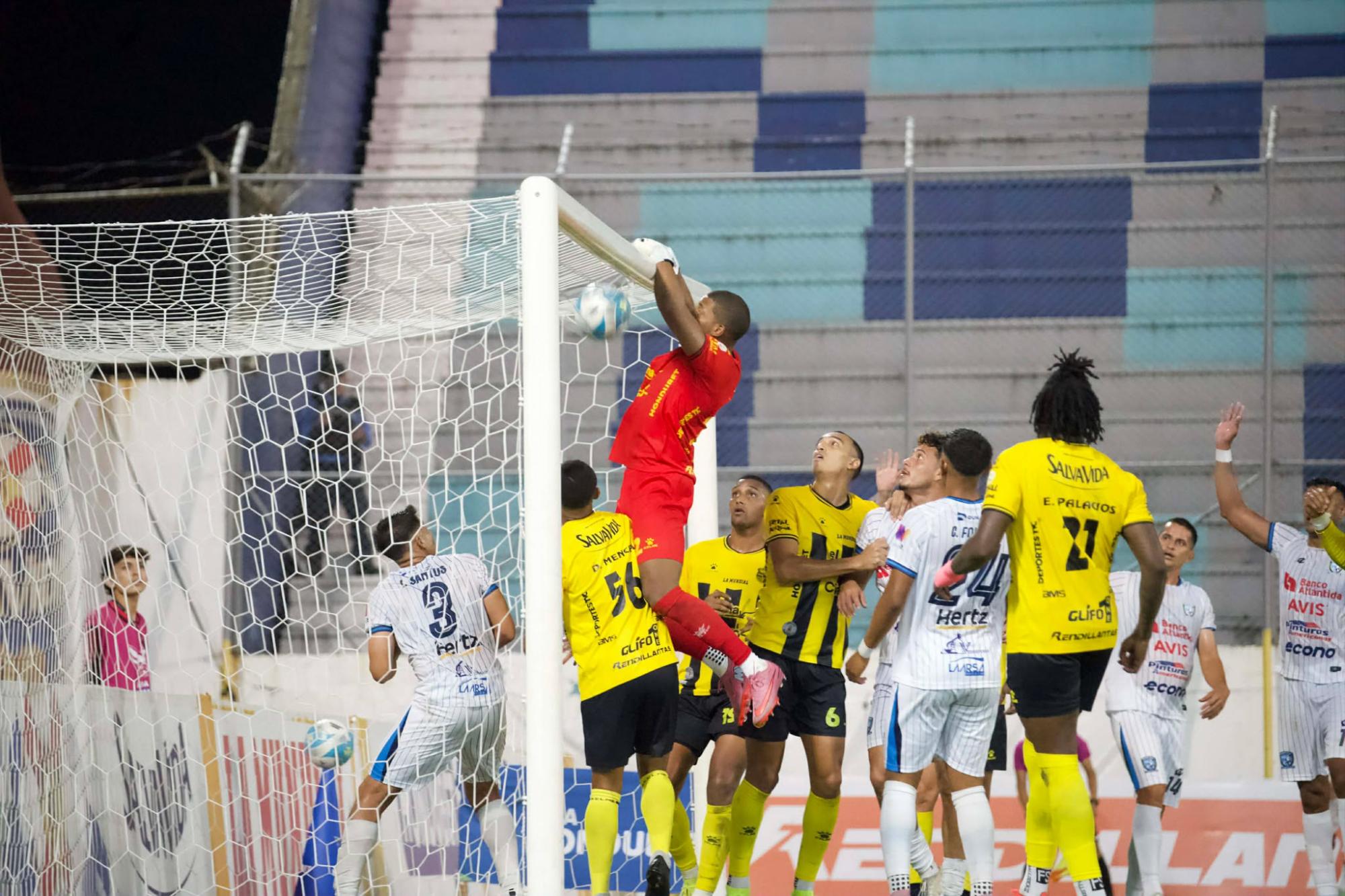 Jugadas aisladas se dieron en el partido entre Real España y Génesis que estuvo muy aburrido.