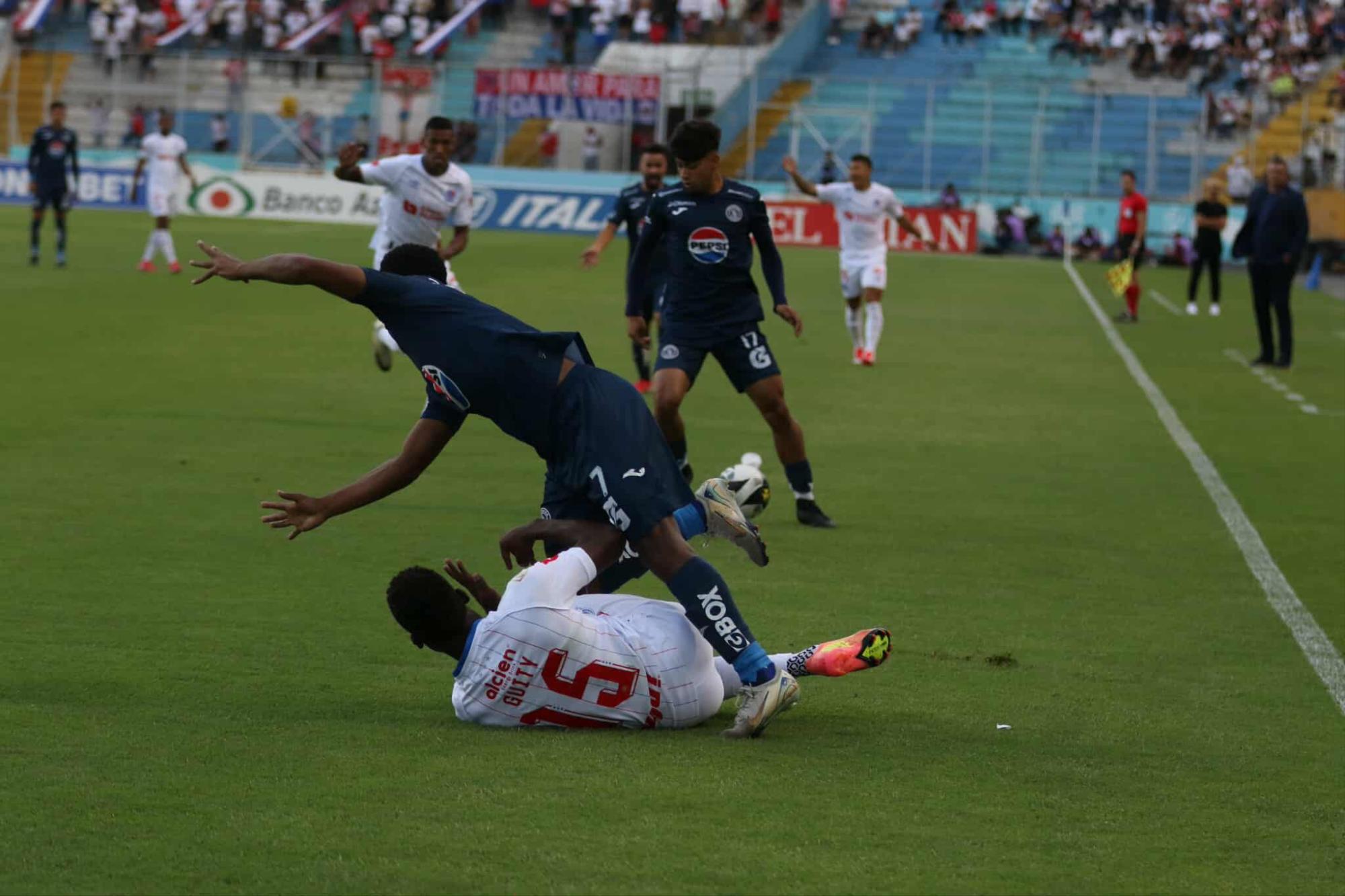 Droopy Gómez sentenció el súper clásico en favor de Motagua y Olimpia se mete en problemas por el boleto a semis