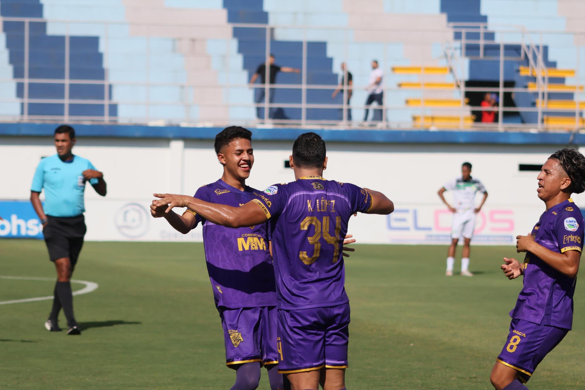 Yemerson Cabrera y Choloma López celebrando el primero del experimentado jugador.