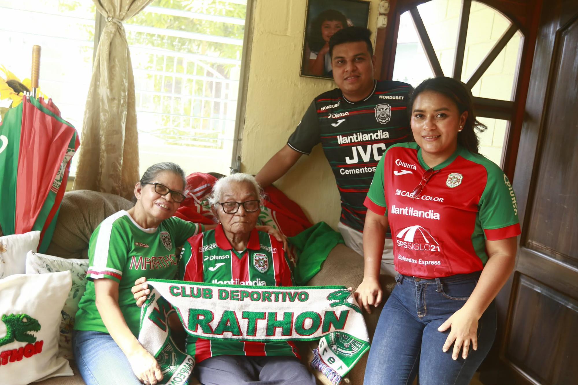 Victorina Peña, la abuelita de 96 años que se hizo viral alentando a Marathón
