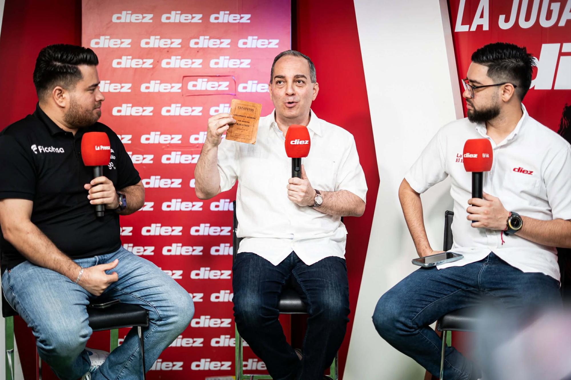 Los periodistas de DIEZ, Gustavo Roca y Mario Jafeth Moreno en la charla con Daniel Otero. FOTOS: Mauricio Ayala / DIEZ.HN