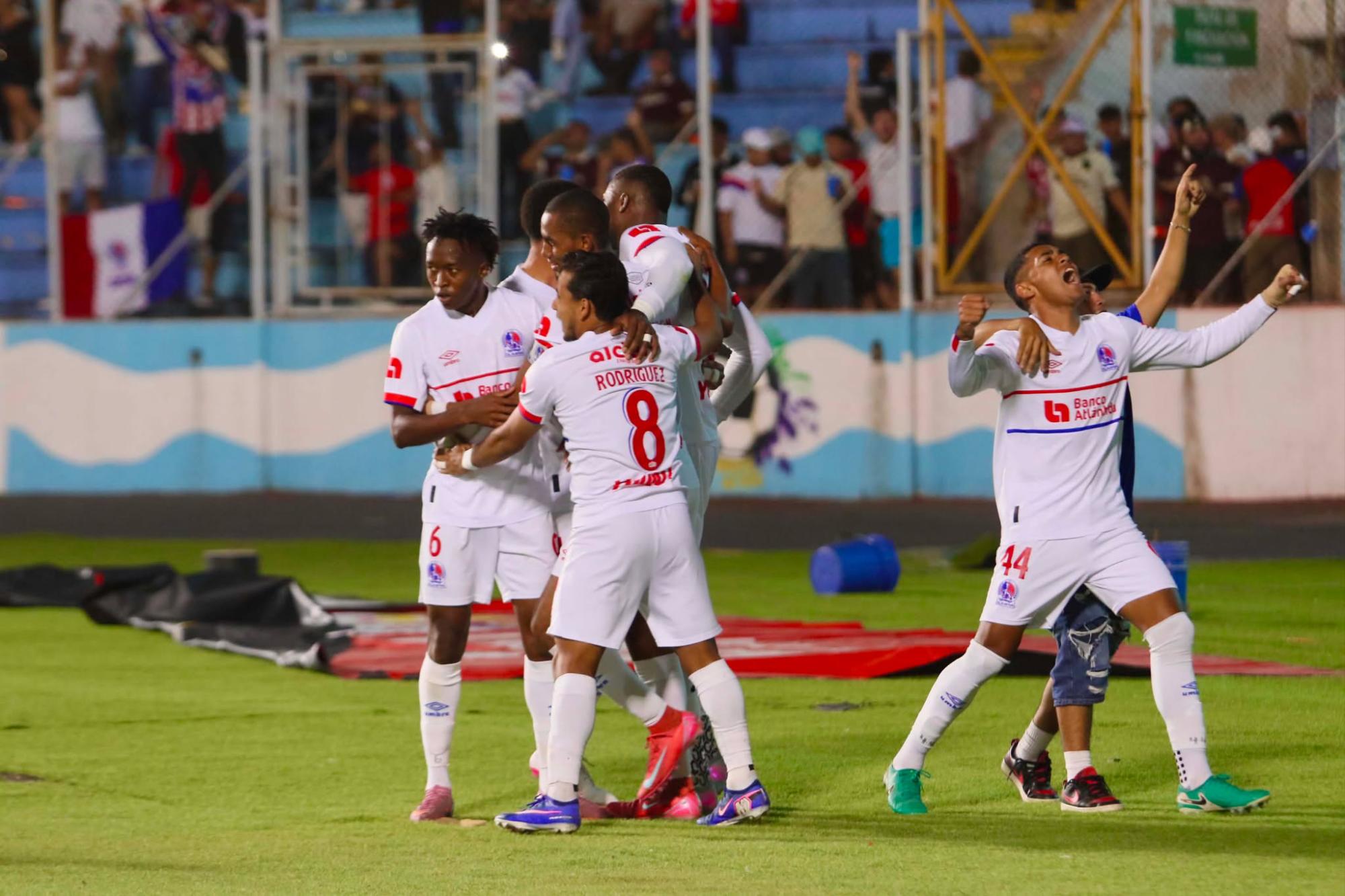 Olimpia celebró con todo el triunfo, ya que los pone cerca de la final.