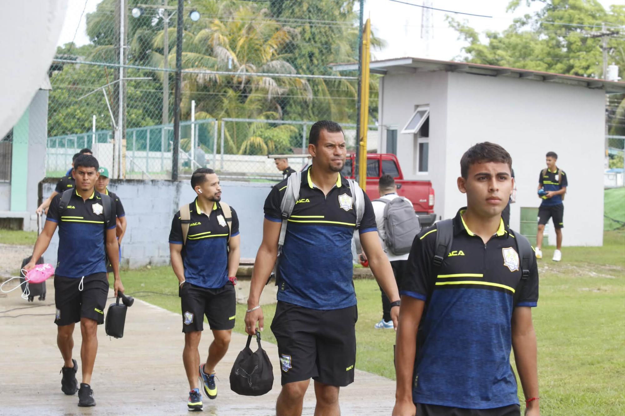 Llegada de los jugadores del Olancho FC al estadio Excélsior. Foto Neptalí Romero.
