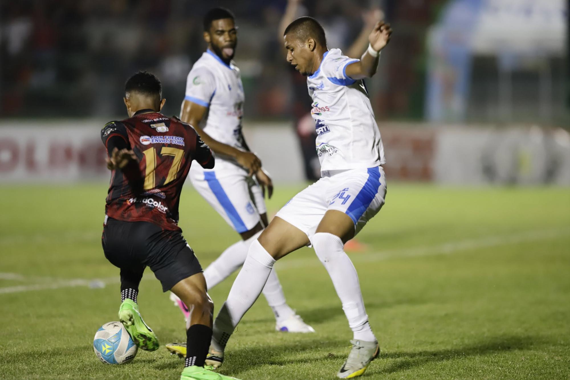 Acción de los jugadores a la espera de una ejecución del tiro de esquina.