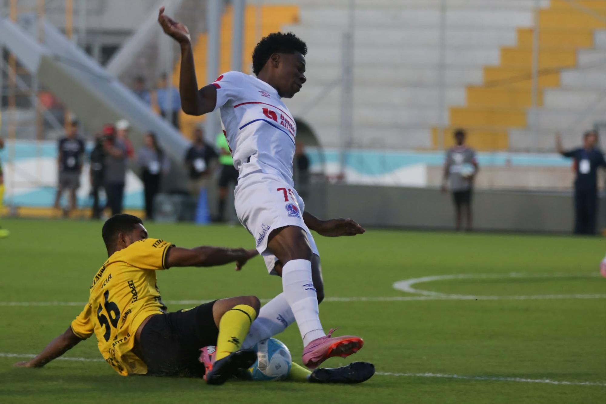 Olimpia se llevó el triunfo muy trabajado ante un Real España que no se achicó en el estadio Nacional Chelato Uclés