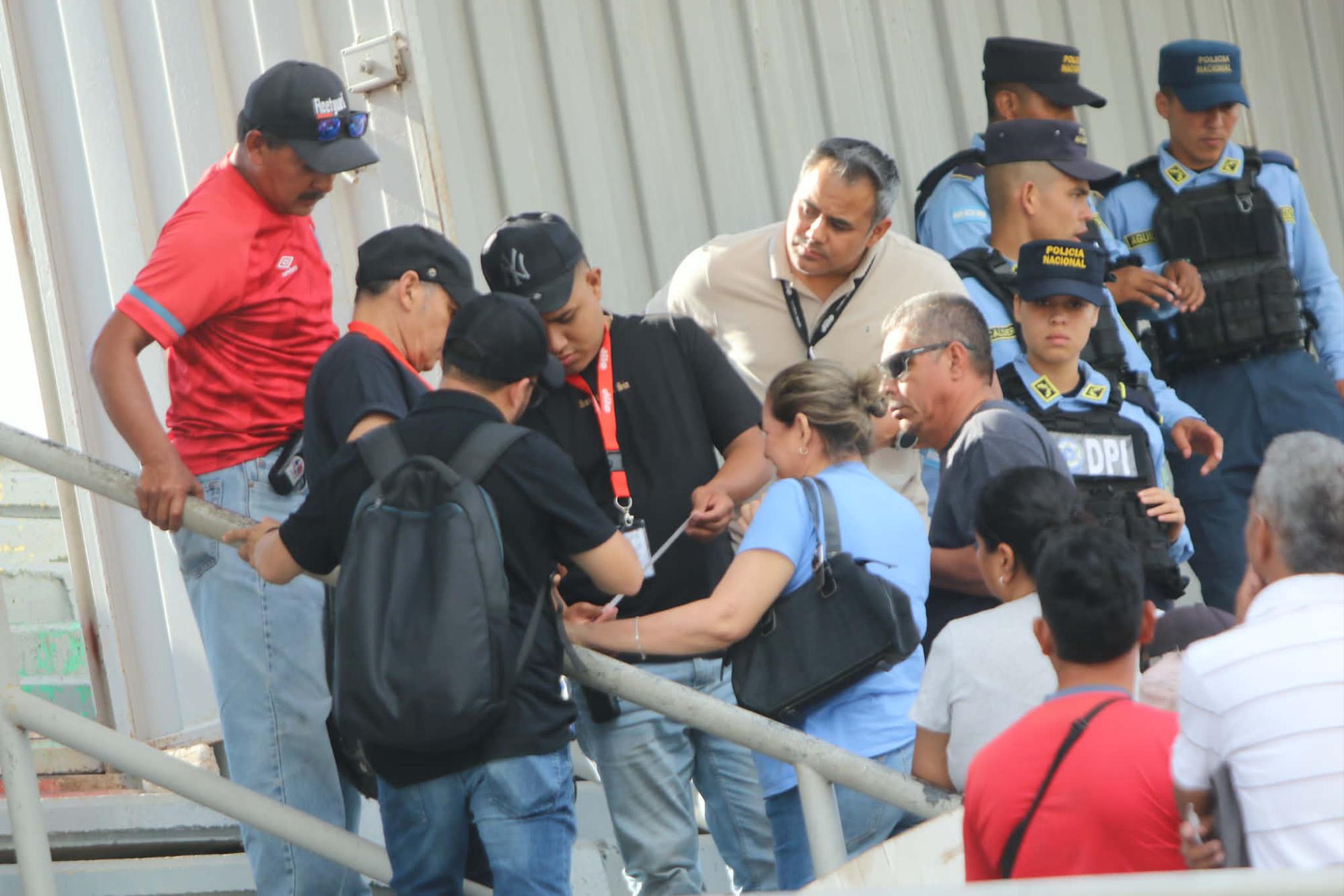 Ingreso de los aficionados con el juego que generado expectativa.