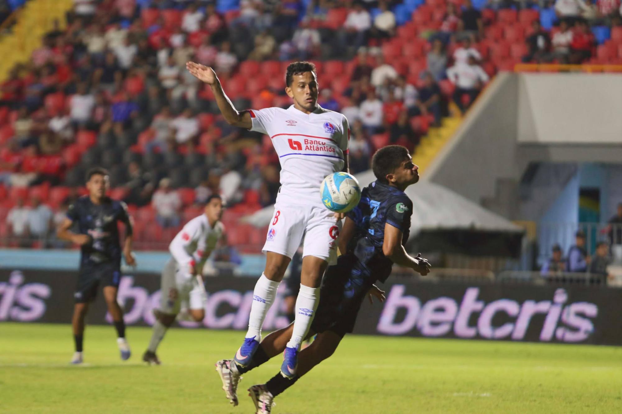 ¡Un doblete de Michaell Chirinos salva al Olimpia y le da un triunfo vital contra un aguerrido Victoria!