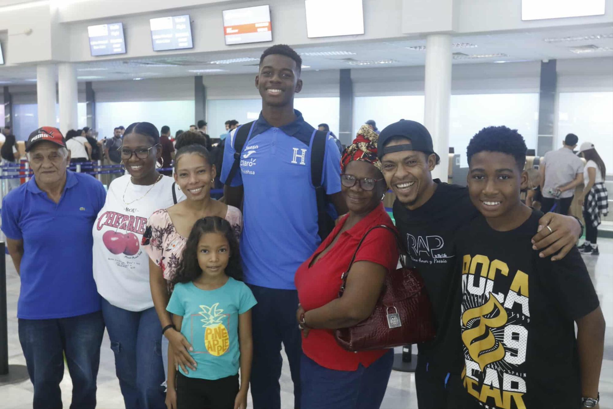 Denzel Cruz junto a su familia, que lo llegó a despedir al aeropuerto. FOTOS: Neptalí Romero.