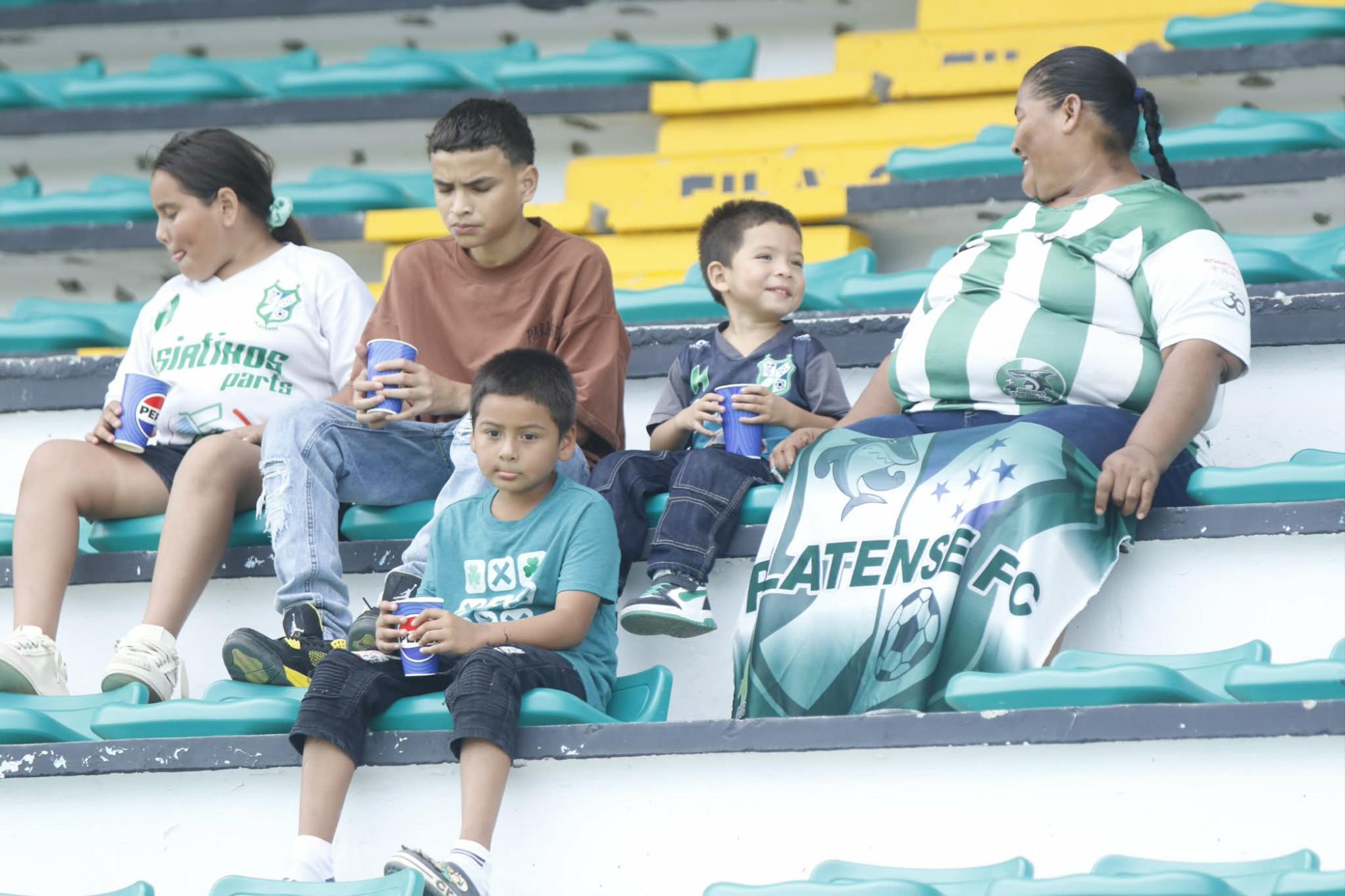 En familia disfrutando de la previa del juego en Puerto Cortés.