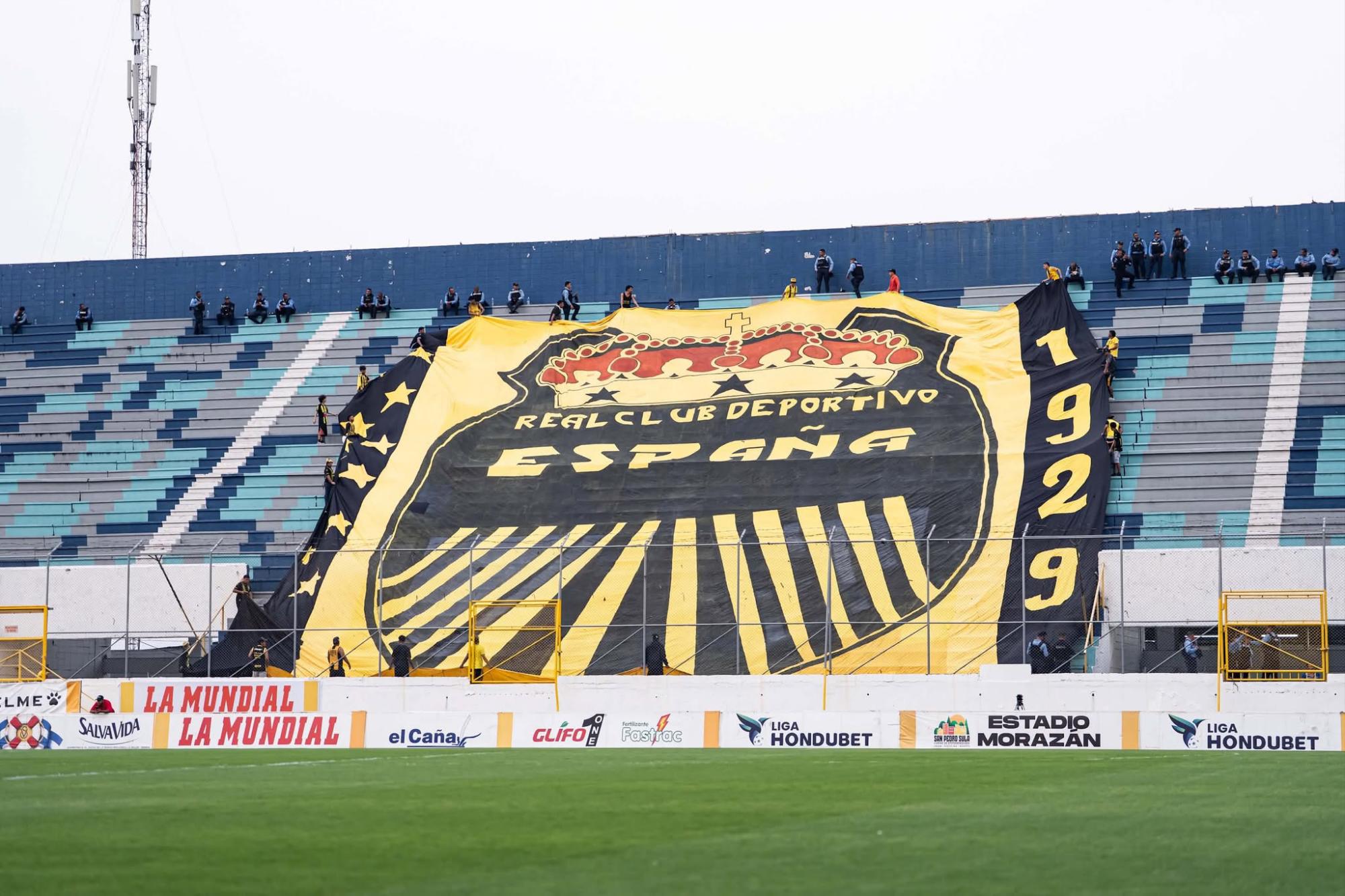 La afición del Real España bien temprano con los preparativos para el juego.