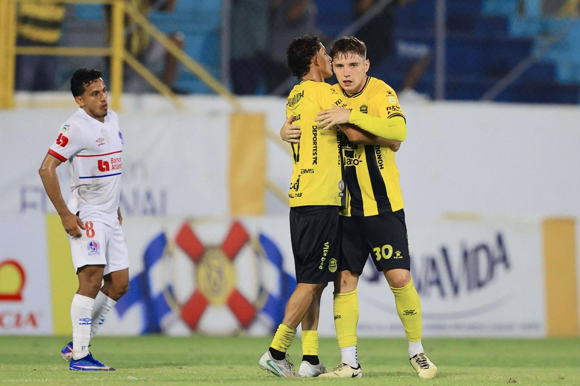 Real España saca su casta y con una épica remontada jugando con 10 hace morder el polvo al Olimpia de Espinel