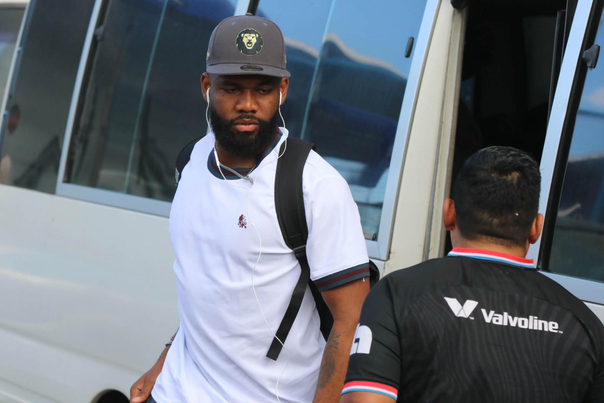 Jorge Benguché llegando al estadio Nacional Chelato Uclés para el encuentro.
