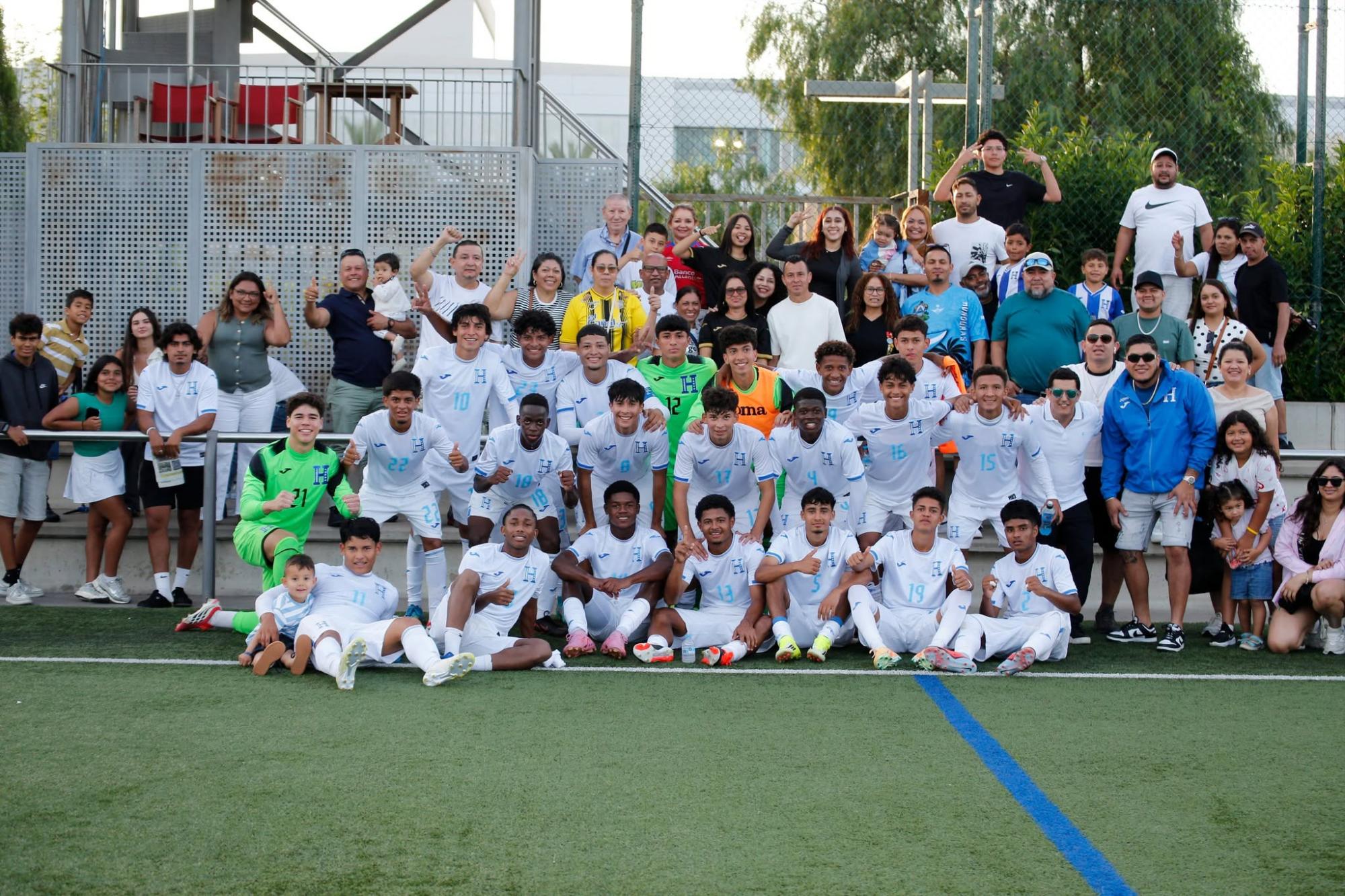 Los seleccionados hondureños compartieron con los aficionados catrachos que llegaron a acompañarlos. Foto FFH.