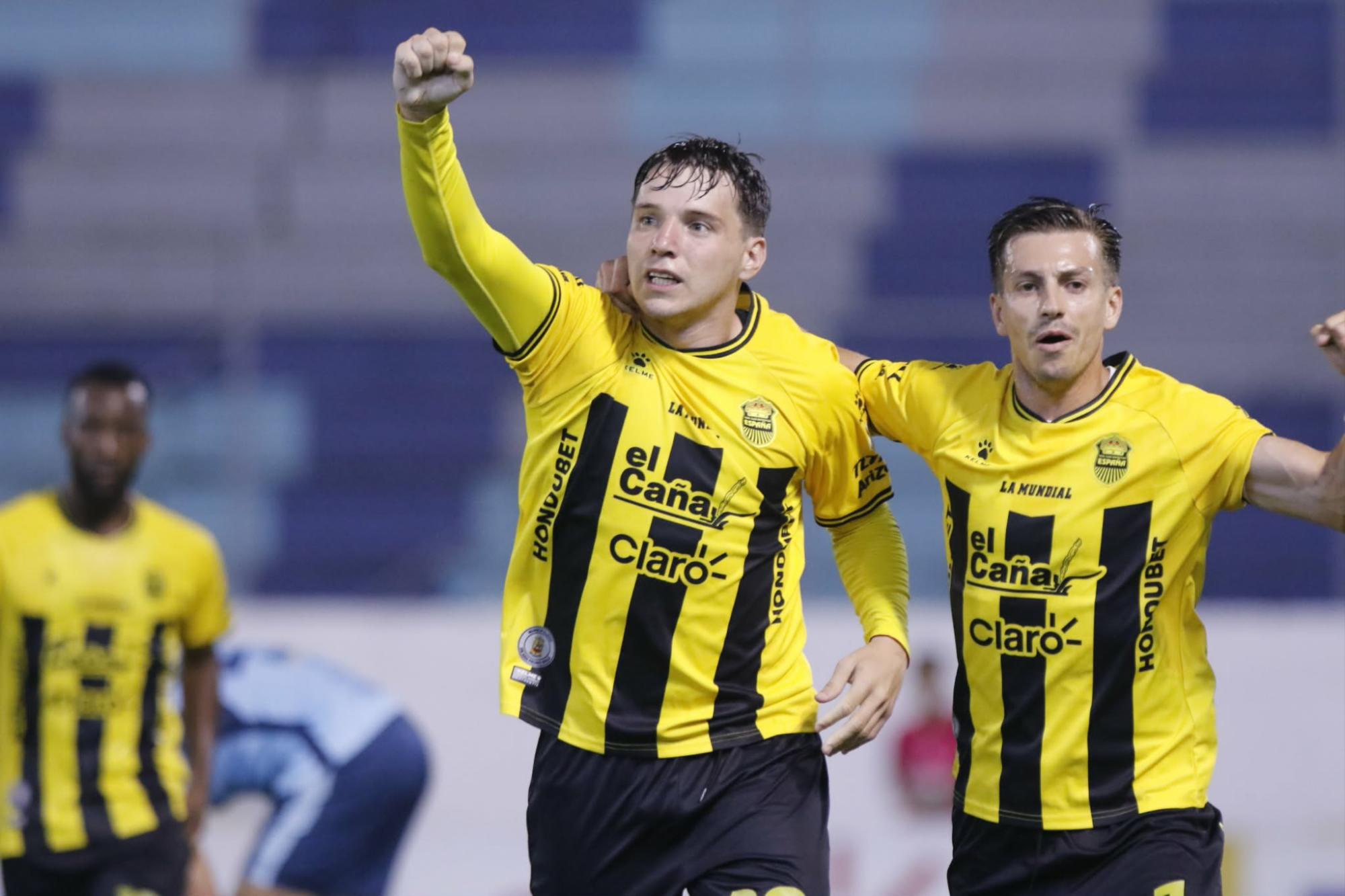 David Sayago celebrando su primer gol del partido.